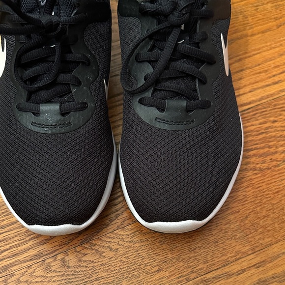 Nike Women’s Black and White Sneakers - Picture 3 of 5